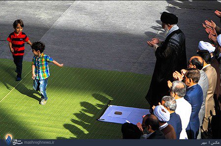 عکس دو کودک بازیگوش مقابل مقام معظم رهبری در نماز عید فطر