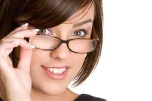  تکینک های آرایشی برای خانمهای عینکی 