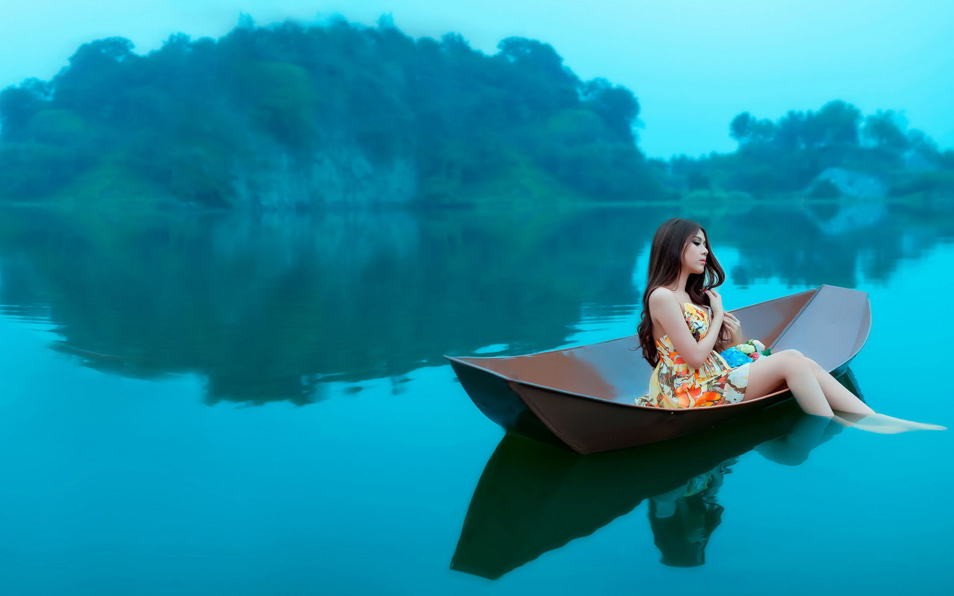 دختر آسیایی و قایق
