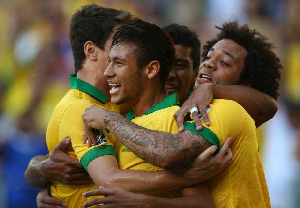 حاشیه های بازی دوستانه برزیل و پرتغال: نیمار قبل از بازی بالا آورد