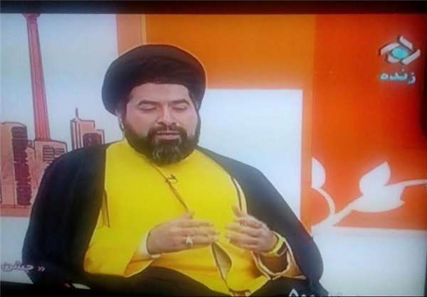 عکس/ یک روحانی با لباس زرد در تلویزیون 