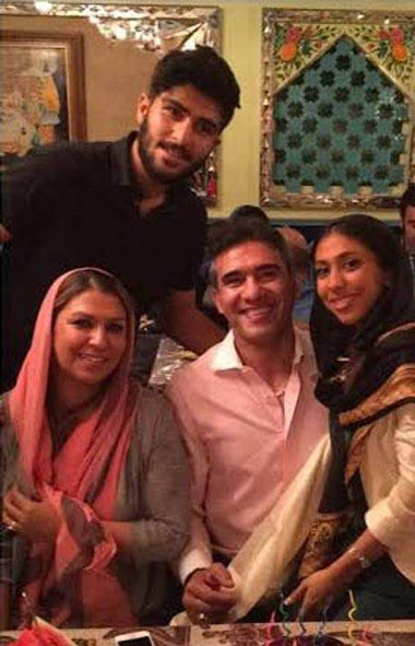 عکس : احمدرضا عابدزاده در کنار خانواده 