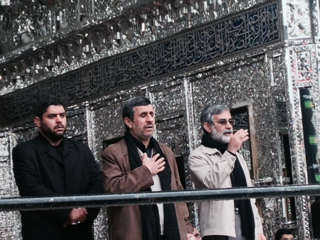 احمدی نژاد و الهام در مراسم عزاداری/عکس 