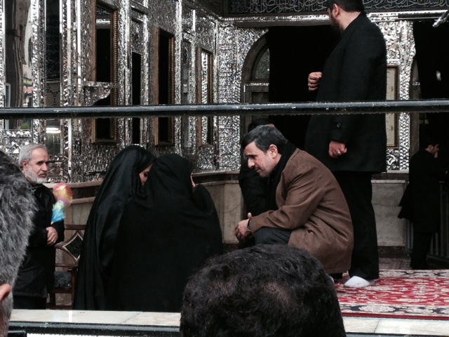 احمدی نژاد پای دردودل یک خانم / عکس