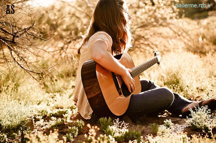 عکس عاشقانه : دختر گیتار به دست 