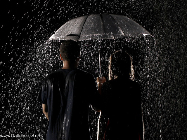 عکس عاشقانه زیر بارون
