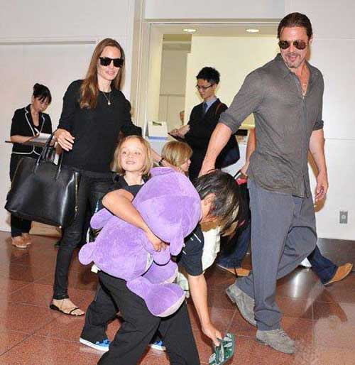 تصاویر جنجالی و جدید آنجلینا جولی با خانواده اش در کشور ژاپن