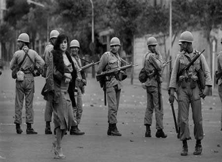 خانم بی حجاب در میان سربازان ایران+عکس,خانم بی حجاب در میان سربازان ایران
