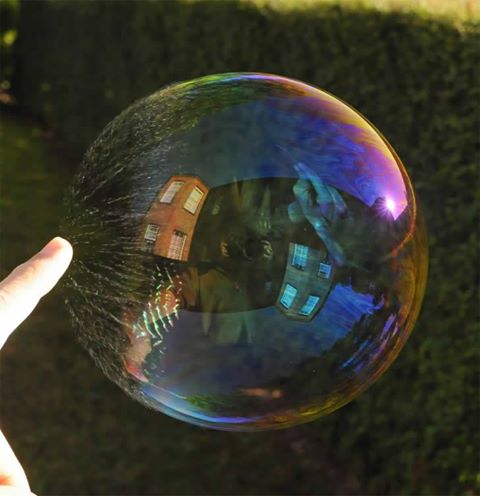صحنه جالب از ترکیدن حباب