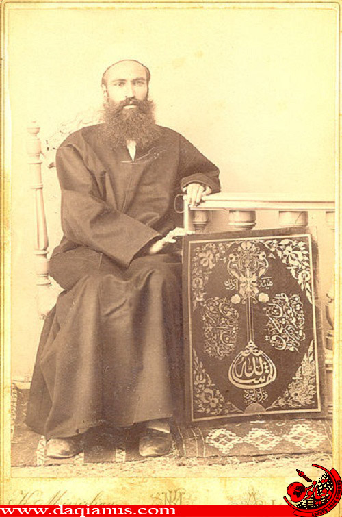 شیخ احمد روحی در کنار کتاب هشت بهشت