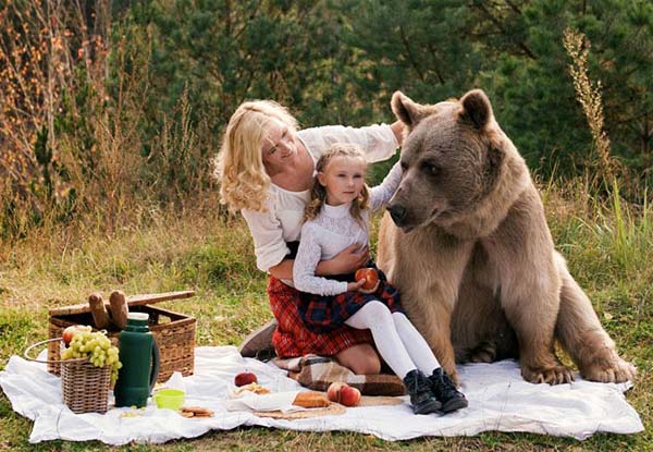 پيک‌نيک‌ يک مادرودختر با خرس