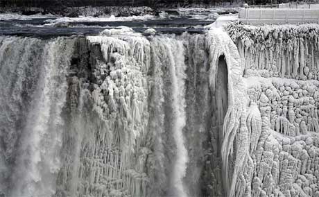 آبشار نیاگارا در زمستان