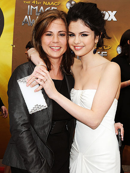 عکس سلنا گومز در کنار مادرش پدرش و خانواده اش   Selena Gomez's Mother
