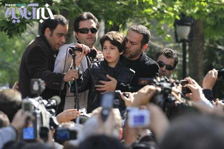 فریبرز عرب‌نیا و فرزندش در مراسم تشییع پیکر عسل بدیعی+تصاویر