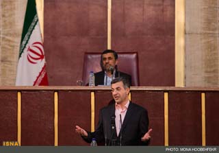 مشایی:امروز دولت و رییس جمهور در بالاترین سطح از محبوبیت بسر می‌برند/اصرار ما بر نام ایران برای خودب