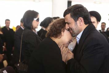اولین صحبت احمدی نژاد در مورد ماجرای مادر چاوز: آنجا برای ما سوالات شرعی هم پیش می‌آمد که بعدا! می پ