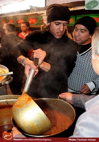 علی کریمی در حال آشپزی برای عزاداران امام حسین