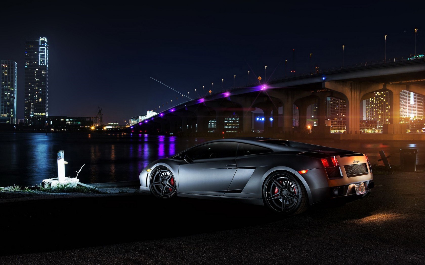 ماشین Lamborghini Gallardo روی پل و چراغ