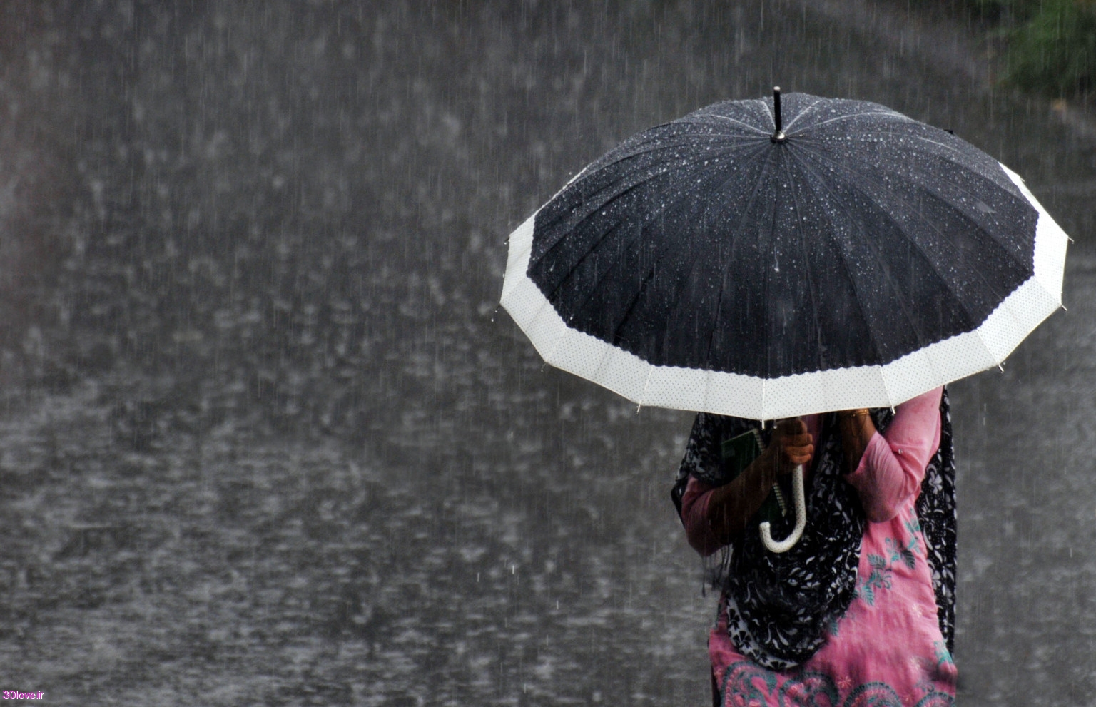 عکسهای عاشقانه دختر زیر باران