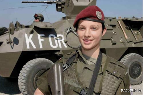 زنان در این کشور به سربازی میروند