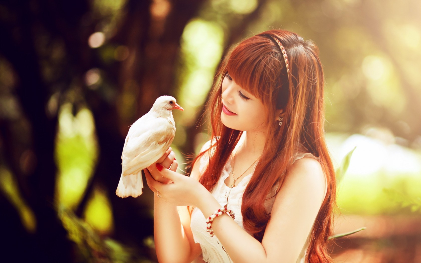 دختر آسیایی پرنده سفید