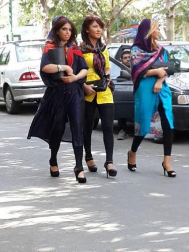 عکس دختران بی حجاب ایرانی با ساپورت مشکی