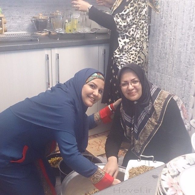 عکسهاي نيلوفر اميني فر در آشپزخانه در حال کمک به آشپز! + تصاوير