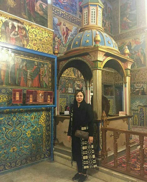 عکس لیلا اوتادی در کلیسای وانک اصفهان