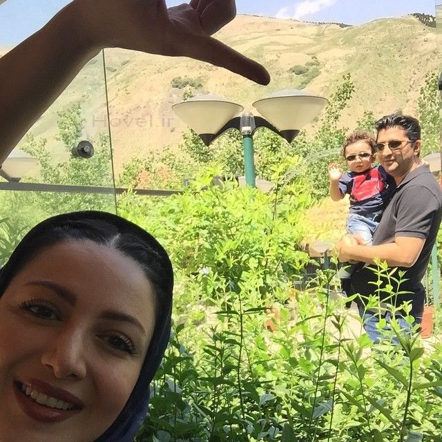 سلفي شيلا خداداد و فرزندش ساميار در آغوش شوهرش در باغ! + تصاوير