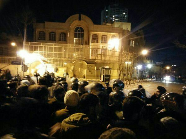 فیلم آتش زدن و ورود مردم به سفارت عربستان در تهران 