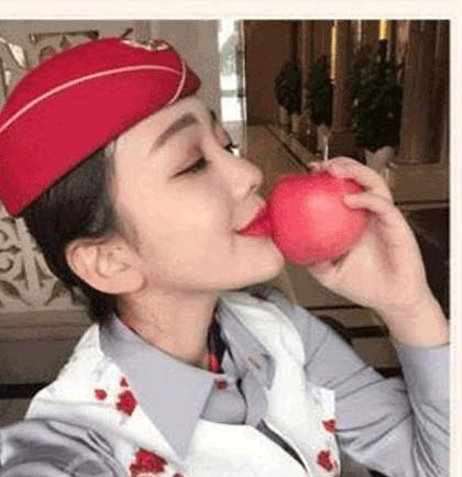لب دختران زیبا این سیب را معروف کرده است!
