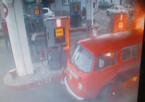 لحظه آتش گرفتن خودرو در پمپ بنزین/ فرار سرنشینان + فیلم 