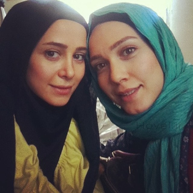 عکس الناز حبيبي و خواهرش بر سر مزار مادرشان! + تصاوير