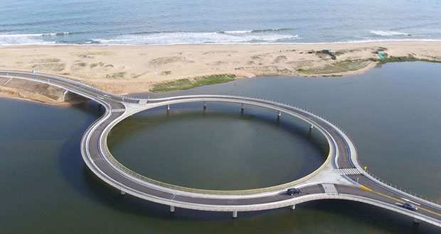 معماری جالب و دیدنی یک پل دایراه ای در سواحل جنوبی اروگوئه 