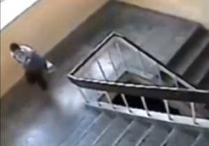 لحظه وحشتناک سقوط یک دانش آموز از پله های مدرسه + فیلم 