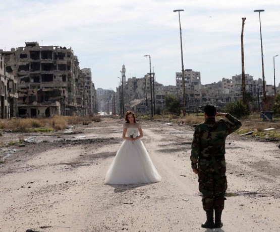 تصاویری از ابتکار زوج سوری برای عکس روزعروسی