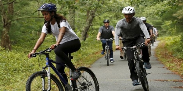 دوچرخه سواری اوباما و دخترش در تعطیلات