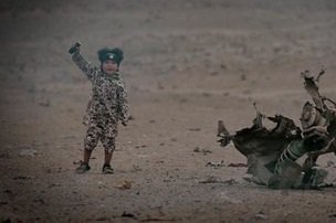 پسر 4 ساله داعشی 3 نفر را اعدام کرد+ عکس
