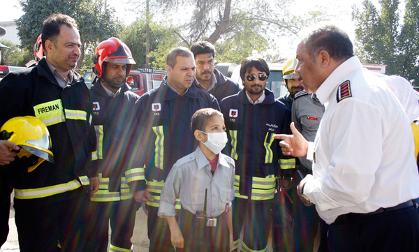 کودک 12 ساله فرمانده آتش‌نشانان شد (+عکس)