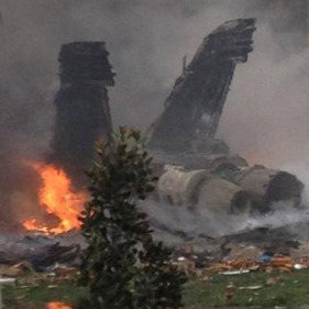 سقوط جنگنده F18 در منطقه مسکونی + تصاویر