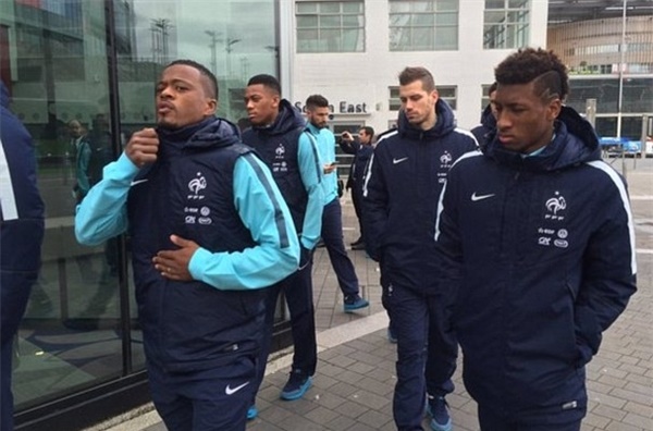 پیاده‌روی بازیکنان فرانسه در لندن تحت تدابیر شدید امنیتی + عکس