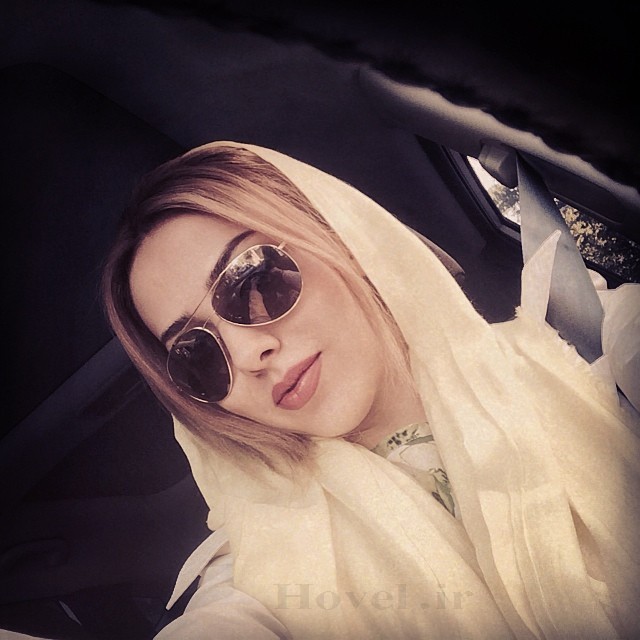 سلفي ليلا اوتادي در ماشين با لباس سفيد! + تصاوير