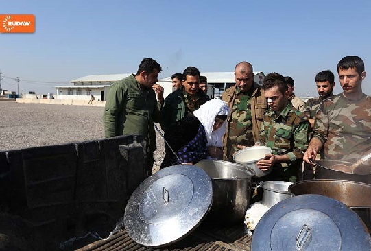 پیرزن عراقی این‌گونه با داعش نبرد می‌کند+عکس