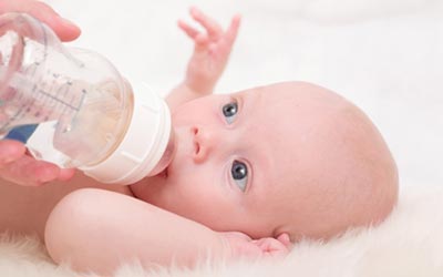 چرا بعضی از نوزادان شیر را در دهانشان نگه میدارند؟