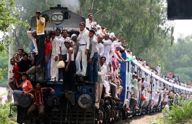 تصاویر عجیب و باورنکردنی از مسافران قطار در هند