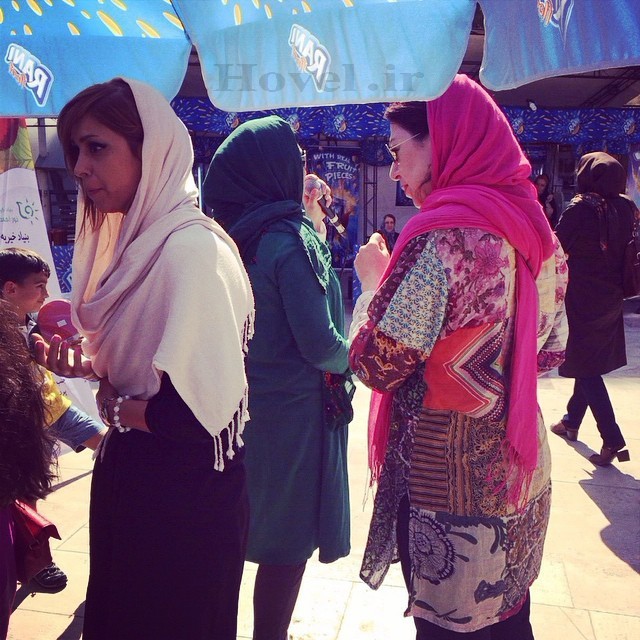 عکس زهرا عاملي در حال اجراي مراسم در بازار! + تصاوير