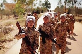 فوتبال بازی کودکان داعشی با سرهای بریده!