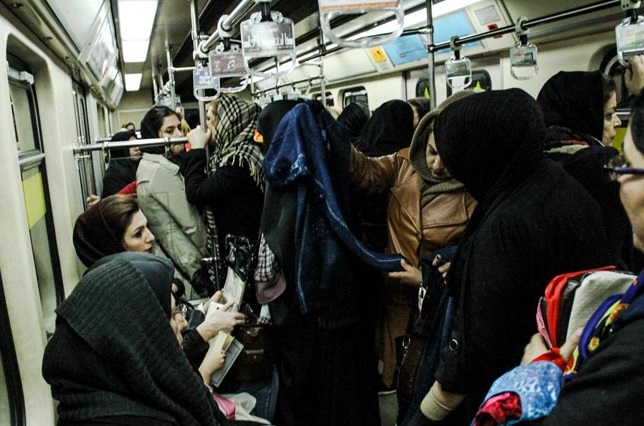 تصاویری از زنان دستفروش در متروی تهران