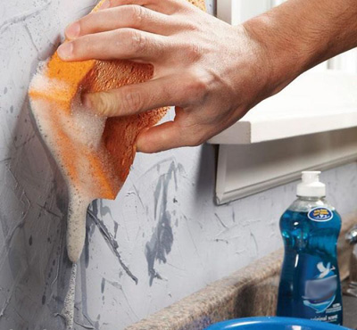 طریقه تمیز کردن لکه های سخت روی دیوار