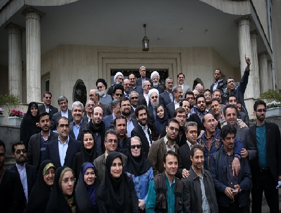 عکس‌ های یادگاری اعضای هیات دولت و خبرنگاران در پایان آخرین جلسه امسال